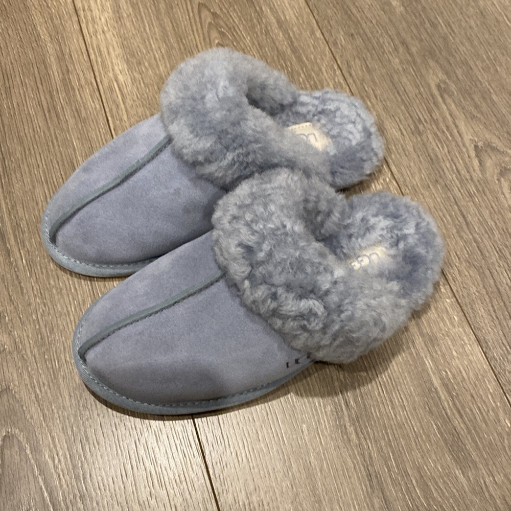 UGG Scuffette Slipper ll size 5. Really pretty blue.